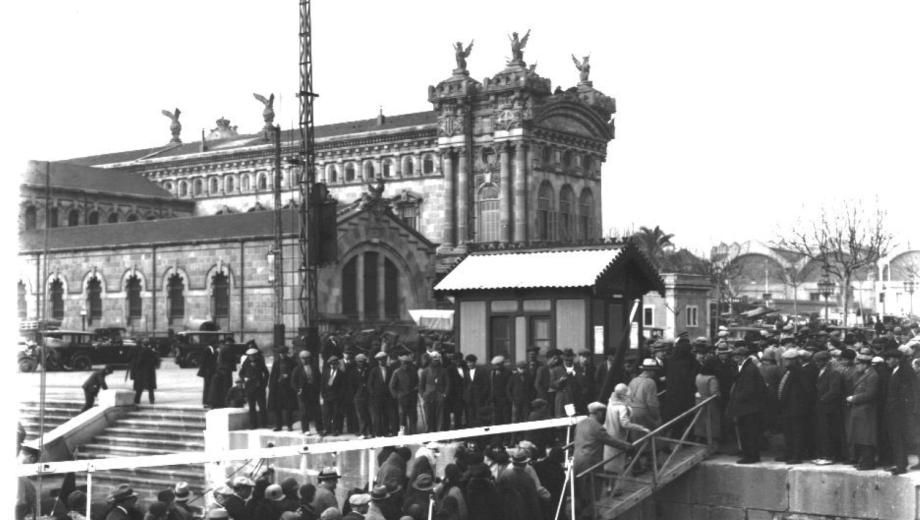 Desembarque de pasajeros en el Muelle de Atarazanas (1920)  Autor desconocido.