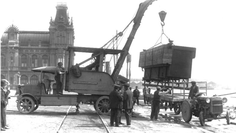 Grúa automóvil en el Muelle de Atarazanas (1925) Autor desconocido.