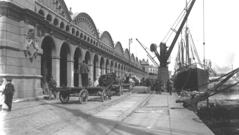 Vida cotidiana en el Muelle de la Muralla (1905) Autor desconocido.